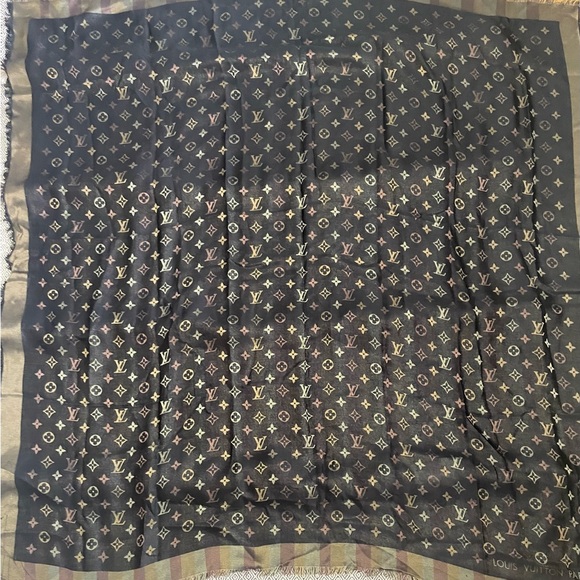 SO SHINE MONOGRAM SHAWL - Picture 10 of 12